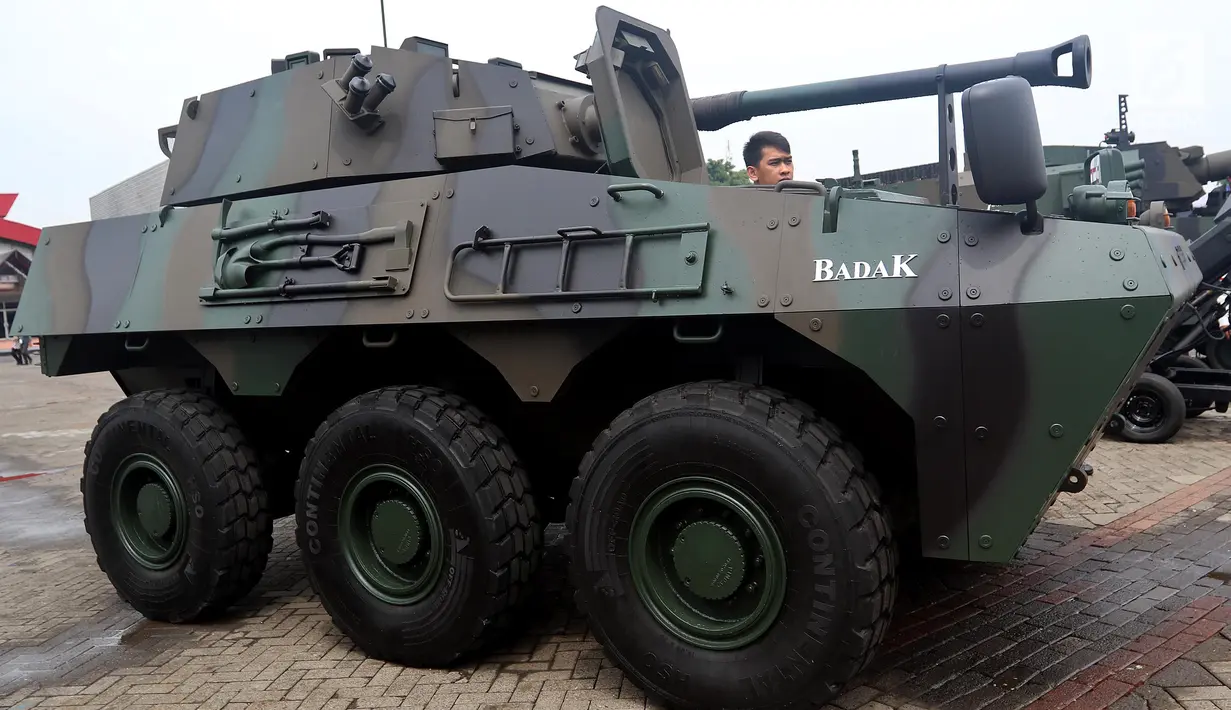Alutsista buatan Indonesia dipamerkan di Indo Defence 2018 Expo and Forum di JIExpo Kemayoran, Jakarta, Rabu (9/11). Indo Defence 2018 merupakan pameran internasional bidang teknologi industri pertahanan. (Liputan6.com/JohanTallo)