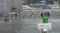 Petugas memperbaiki kolam patung Selamat Datang di Bundaran HI, Jakarta, Sabtu (23/2). Perbaikan tersebut dilakukan untuk mengganti barang yang rusak dan sekaligus pengecekan fungsi air mancur. (Merdeka.com/Imam Buhori)