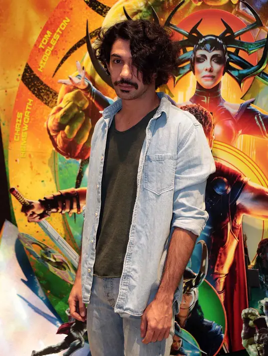 Seperti yang diketahui, Reza telah memerankan banyak tokohpenting dalam filmnya, seperti BJ Habibie dan H.O.S Tjokroaminoto. Terbaru, Reza akan menjadi komedian legendaris Indonesia, Benyamin Sueb di film Benyamin Biang Kerok. (Deki Prayoga/Bintang.com)