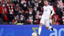 Gelandang Real Madrid, Eden Hazard membawa bola saat bertanding melawan Athletic Bilbao pada pertandingan La Liga Spanyol di stadion San Mames, Spanyol, Kamis (23/12/2021). Hasil ini membuat Madrid mengoleksi 46 poin, masih di peringkat pertama klasemen Liga Spanyol. (AP Photo/Ricardo Larreina)