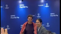 Senyum lebar Ricardo Kaka setelah menerima kain khas Indonesia saat mempromosikan final Liga Champions di Plaza Indonesia, Sabtu (3/6/2023). (Bola.com/Erwin Firtiansyah)