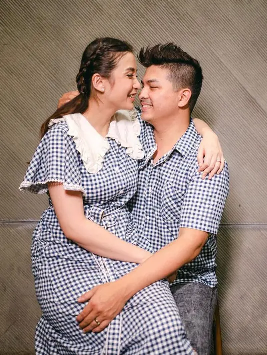 Tampil dengan motif senada juga tak kalah menarik. Seperti Chelsea yang mengenakan plaid dress nuansa biru-putih. Sementara Glenn mengenakan kemeja pendek dan washed jeans. (Instagram/glennalinskie).