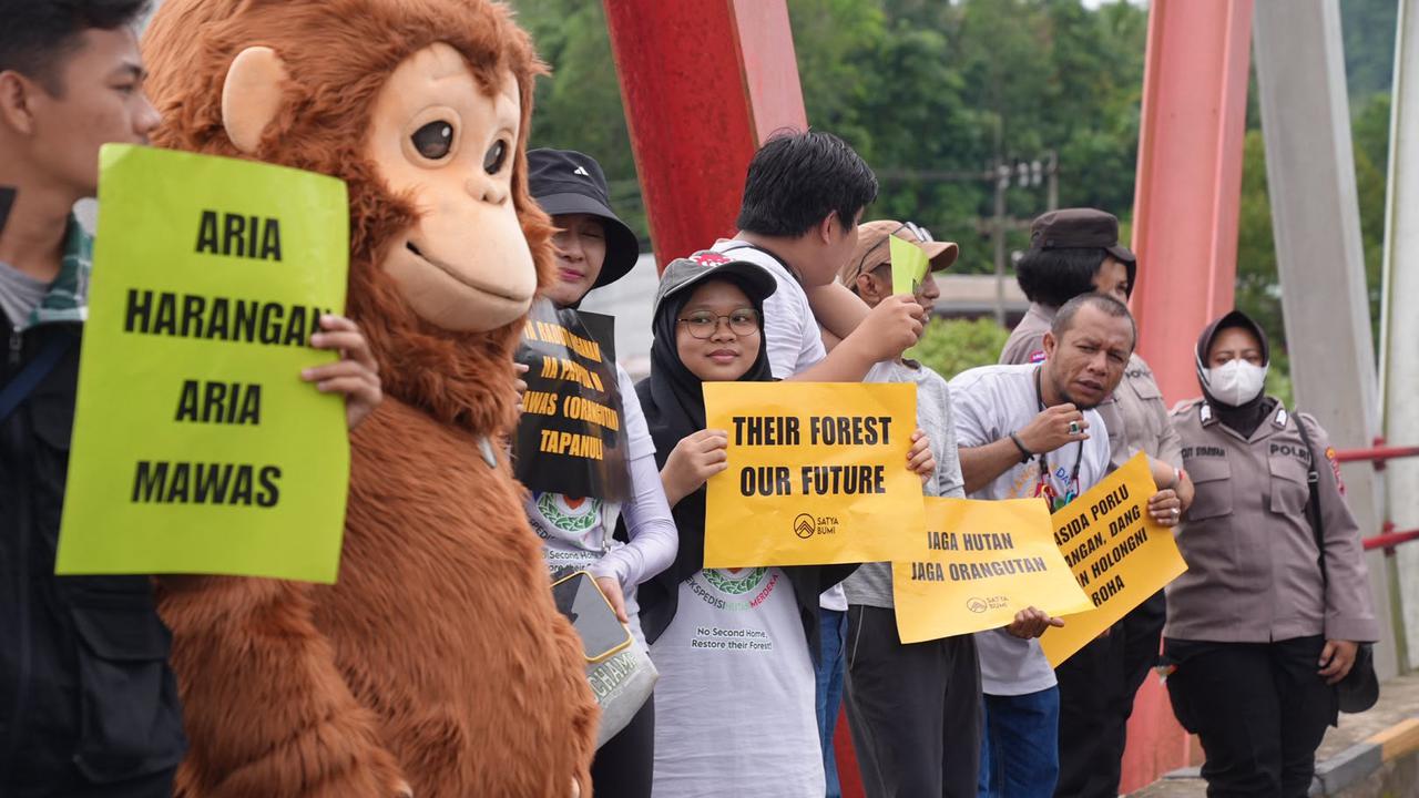 Aksi Damai Serukan Perlindungan Hutan Batang Toru