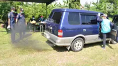 Petugas melakukan uji emisi mobil gratis di Lapangan Gris Semarang, Selasa(23/4). Dinas Lingkungan Hidup  Perhubungan Kota Semarang  mengadakan uji emisi gratis untuk mendukung program biru langitku di wilayah Kota Semarang. (Liputan6.com/Gholib)