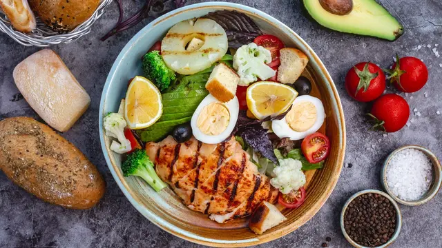 5 Kesalahan yang Bikin Rambut Kamu Makin Rontok dan Cara Mengatasinya - 4