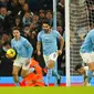 Pemain Manchester City Julian Alvarez (kedua kanan) merayakan dengan rekan setimnya setelah mencetak gol ke gawang Tottenham Hotspur pada pertandingan sepak bola Liga Inggris di Etihad Stadium, Manchester, Inggris, 19 Januari 2023. Manchester City mengalahkan Tottenham Hotspur dengan skor 4-2. (AP Photo/Dave Thompson)