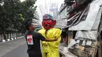 Pemilik tengah memperbaiki ondel-ondel untuk disewakan di kawasan Senen, Jakarta, Jumat (20/9/2024). (Liputan6.com/Angga Yuniar)