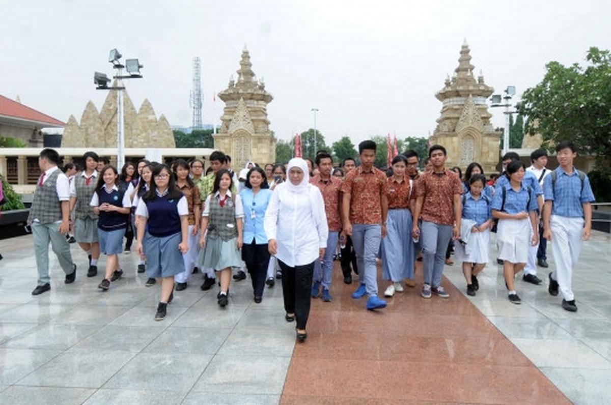 Menteri Khofifah ajak pelajar SMA tabur bunga di TMP Kalibata