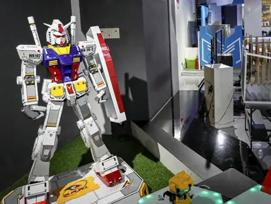 Sejumlah siswa mencoba permainan pada AI and Robotic Innovation Expo 2024 di Pluit Village Mall, Jakarta, Jumat (25/10/2024). (Liputan6.com/Herman Zakharia)