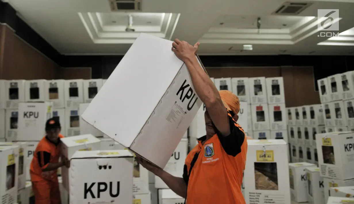 Petugas Penanganan Prasarana dan Sarana Umum (PPSU) membawa kotak suara Pemilu 2019 wilayah Kecamatan Pulogadung di Gedung KNPI, Jakarta, Kamis (18/4). Kecamatan Pulogadung memiliki tujuh kelurahan yang terdiri atas 803 TPS dan 3.212 kotak suara Pemilu 2019. (merdeka.com/Iqbal Nugroho)