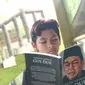 David membaca buku Gus Dur. (Foto: Dok. Twitter terverifikasi @AlissaWahid)