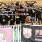 Suporter Persis Solo memberikan dukungan saat tim kesayangannya melawan Rans Cilegon FC pada laga babak 8 besar Grup X Liga 2 di Stadion Pakansari, Bogor, Rabu (15/12/2021). (Bola.com/M Iqbal Ichsan)