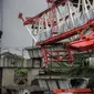 Crane proyek kereta api jatuh di Jatinegara.