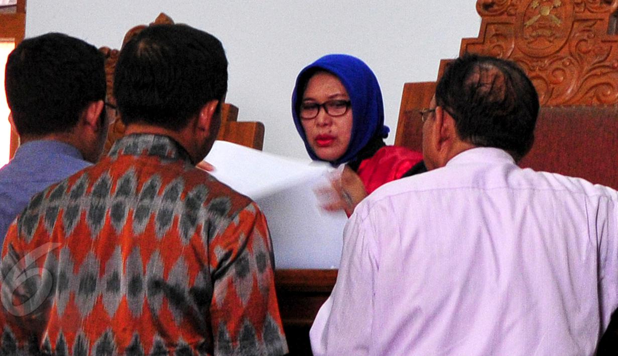 Hakim tunggal  Dahmiwirda saat memeriksa berkas pemohon dan termohon di sidang lanjutan praperadilan Novel Baswedan, PN Jaksel, Senin (8/6/2016). Sidang ditunda karena ada berkas permohonan dari pemohon yang perlu direvisi. (Liputan6.com/Yoppy Renato)