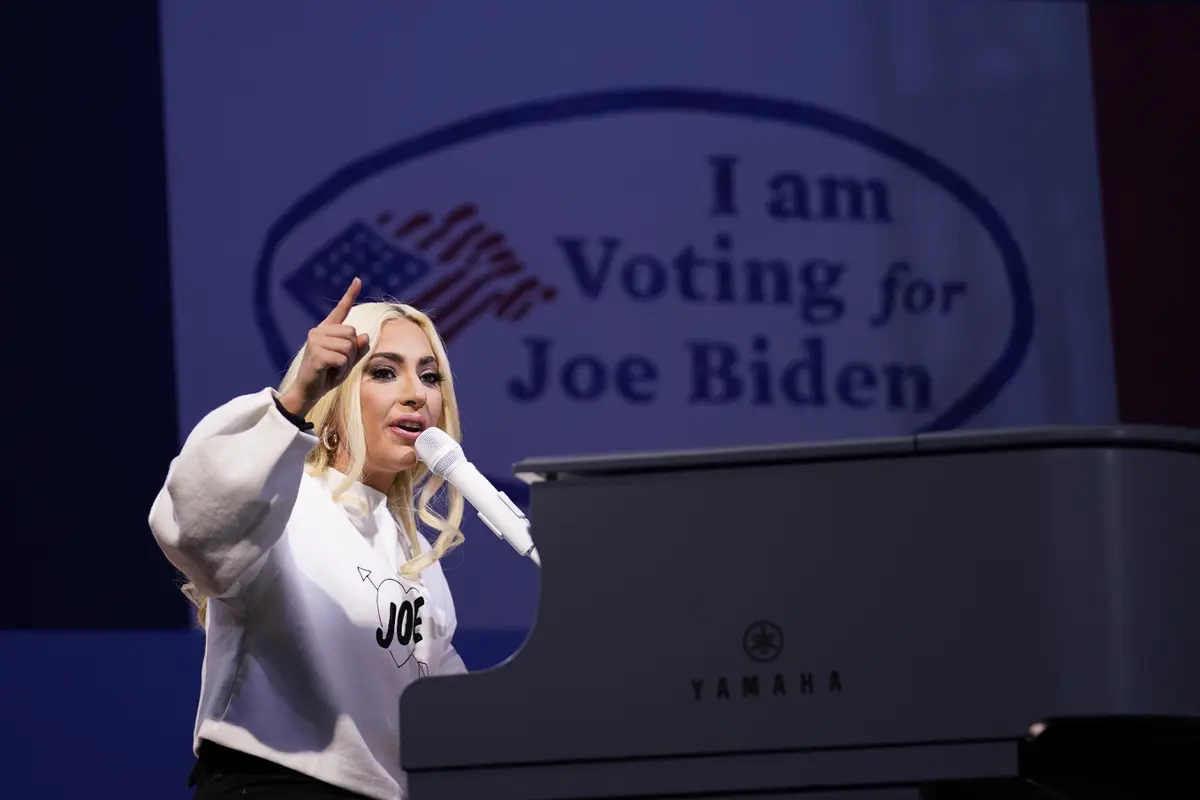 Lady Gaga tampil dalam kampanye capres AS Joe Biden,  2 November, di Pittsburgh, AS. (AP Photo/Andrew Harnik)