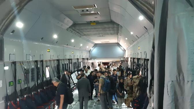 Lambung kargo pesawat Airbus A400M milik AU Prancis yang singgah di Halim Perdanakusuma (21/8). Indonesia dikabarkan berniat untuk membeli pesawat berkapasitas maksimum 37 ton tersebut. (Liputan6.com / Rizki Akbar Hasan)