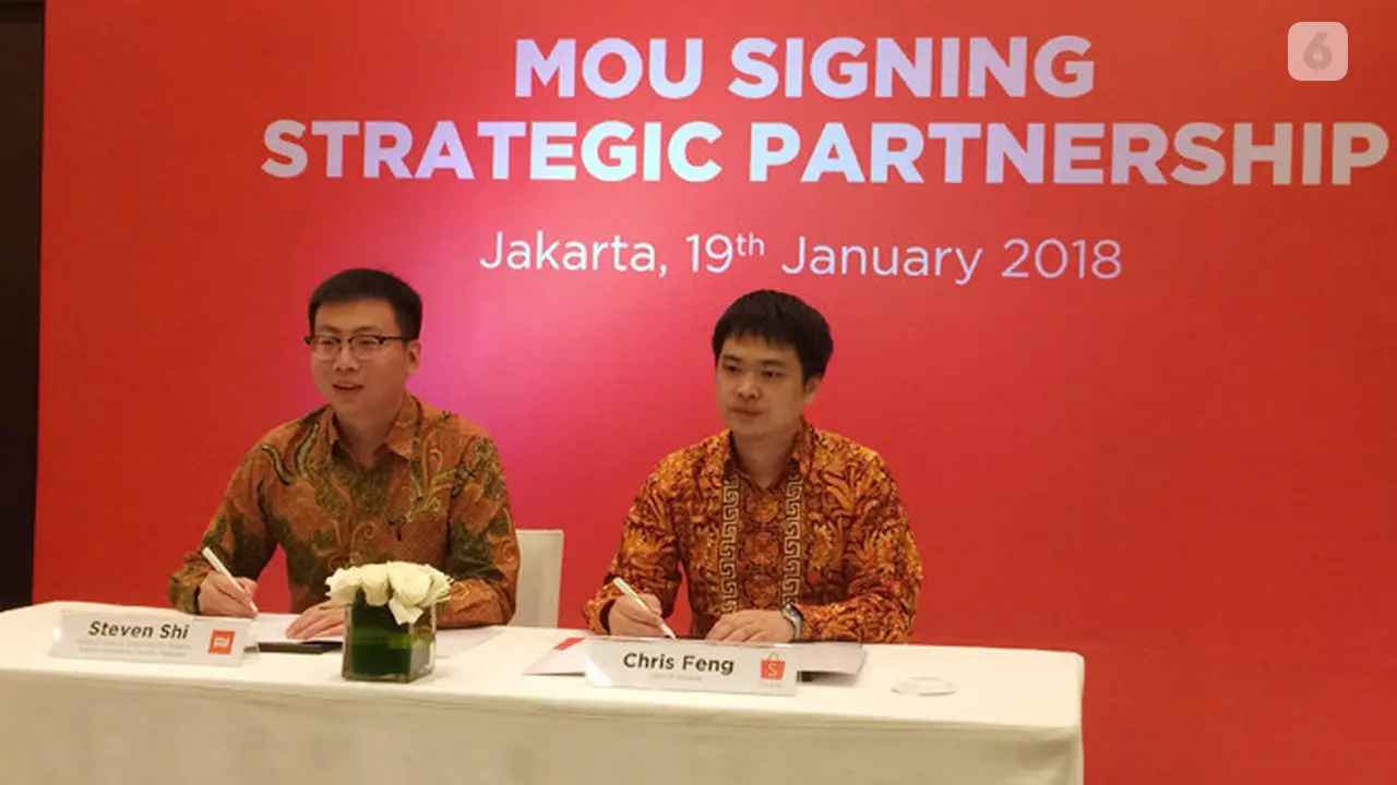 Country Manager Xiaomi Indonesia Steven Shi dan CEO Shopee Chris Feng menandatangani MOU kerja sama strategis di Jakarta, Jumat (19/1/2018).
