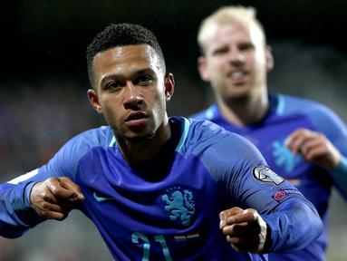 Gelandang Belanda, Memphis Depay, berhasil mencetak dua gol saat tim Oranye menaklukkan Luxembourg 3-1 pada laga kualifikasi Piala Dunia 2018 di Josy Barthel Stadium, Luxembourg, Minggu (13/11/2016). (EPA/Julien Warnand)