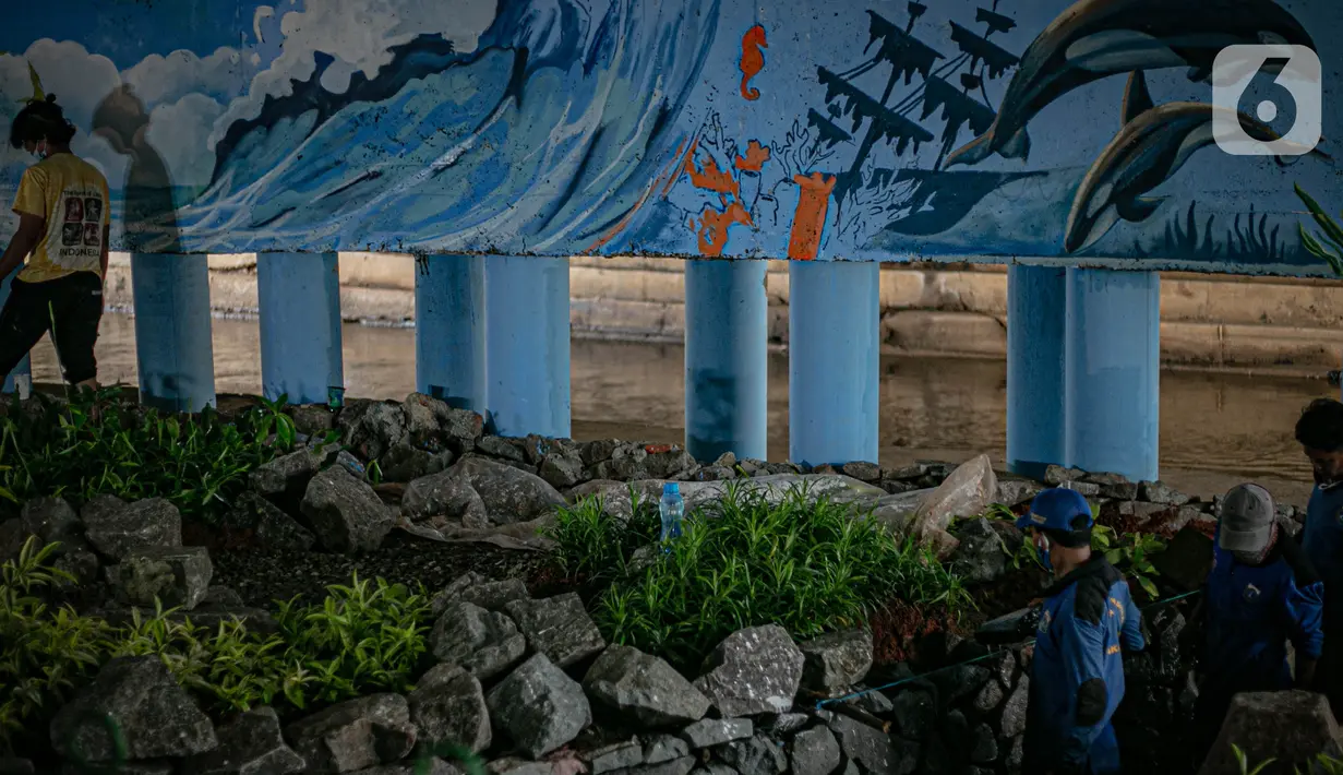 Mural buatan mahasiswa Institut Kesenian Jakarta (IKJ) di kolong Jembatan Pegangsaan, Menteng, Jakarta, Selasa (26/1/2021). Pembuatan mural tersebut merupakan bagian dari pembangunan taman kolong jembatan oleh Pemprov DKI Jakarta. (Liputan6.com/Faizal Fanani)
