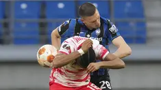 Bek Atalanta Merih Demiral dan gelandang RB Leipzig Christopher Nkunku melompat saat berebut bola pada leg pertama perempatfinal Liga Europa di Red Bull Arena, Kamis (7/4/2022). Atalanta bermain imbang 1-1 dengan RB Leipzig. (AP Photo/Michael Sohn)