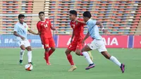 Gelandang Timnas Indonesia U-22, Marselino Ferdinan (kedua kanan) menguasai bola dibayangi pemain Myanmar, Ye Yint Phyo pada laga kedua Grup A SEA Games 2023 di Olympic Stadium, Phnom Penh, Kamboja, Kamis (4/5/2023). (Bola.com/Abdul Aziz)