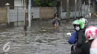 Jalan Bungur Raya Terendam Genangan Air Luapan Kali Ciliwung Lama