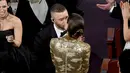Penyanyi dan aktor, Justin Timberlake mencium sang istri, Jessica Biel saat tampil pada ajang Oscar 2017 di Hollywood, California, AS (26/2). Justin dan Jessica Biel terlihat mesra saat menghadiri acara tersebut. (Kevin Winter/Getty Images/AFP)