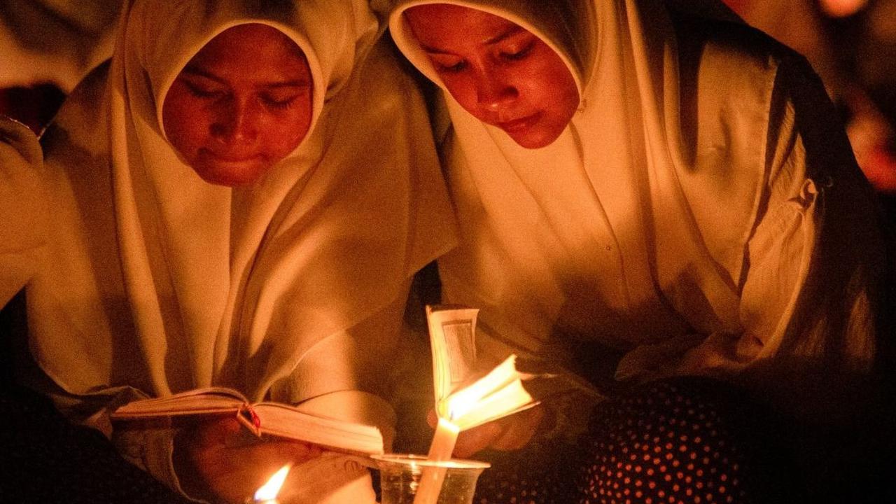 Suasana tersebut dapat dilihat dari para santri yang  membacakan Kitab Suci Alquran di Pondok Pesantren Nurul Hidayah pada 20 hari malam terakhir Ramadan di Boyolali, Jawa Tengah, 31 Maret 2024. Foto: DEVI RAHMAN / AFP