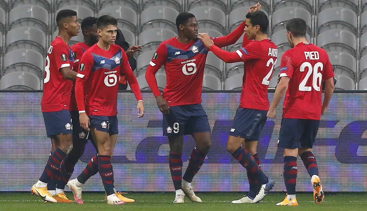 Para pemain Lille merayakan gol rekan setimnya Jonathan Bamba ke gawang AC Milan pada pertandingan lanjutan Grup H Liga Europa di stadion Stade Pierre Mauroy, Prancis, Kamis (26/11/2020). AC Milan bermain imbang 1-1. (AP Photo/Michel Spingler)