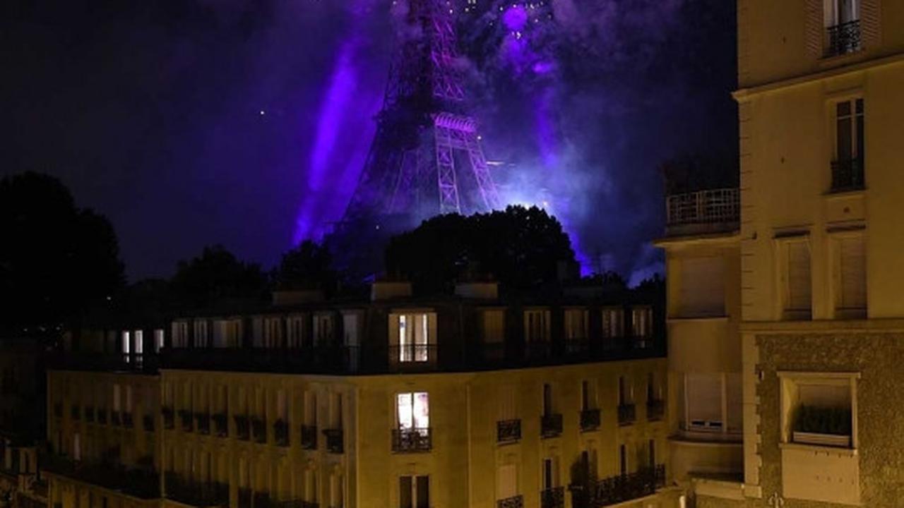 Rayakan Hari Bastille, Menara Eiffel terang benderang