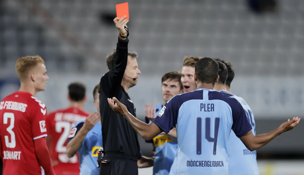 Striker Borussia Monchengladbach, Alassane Plea, mendapatkan kartu merah saat melawan SC Freiburg pada laga lanjutan Bundesliga di Freiburg, Jumat (5/6/2020) waktu setempat. Monchengladbach kalah 0-1 atas Freiburg. (AFP/Ronald Wittek/Pool)
