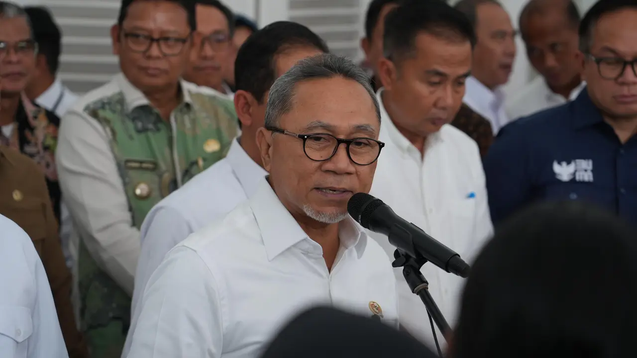 Menteri Koordinator Bidang Pangan Zulkifli Hasan (Zulhas) usai Rapat Koordinasi Bidang Pangan di Gedung Pakuan, Kota Bandung, Jawa Barat, Selasa (24/12/2024).