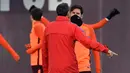 Penyerang Barcelona, Lionel Messi berbincang dengan pelatih Ernesto Valverde saat latihan di Joan Gamper Sports Center di Sant Joan Despi, Spanyol (13/3). Barcelona akan melawan Chelsea pada leg kedua babak 16 besar Liga Champions. (AFP Photo/Lluis Gene)