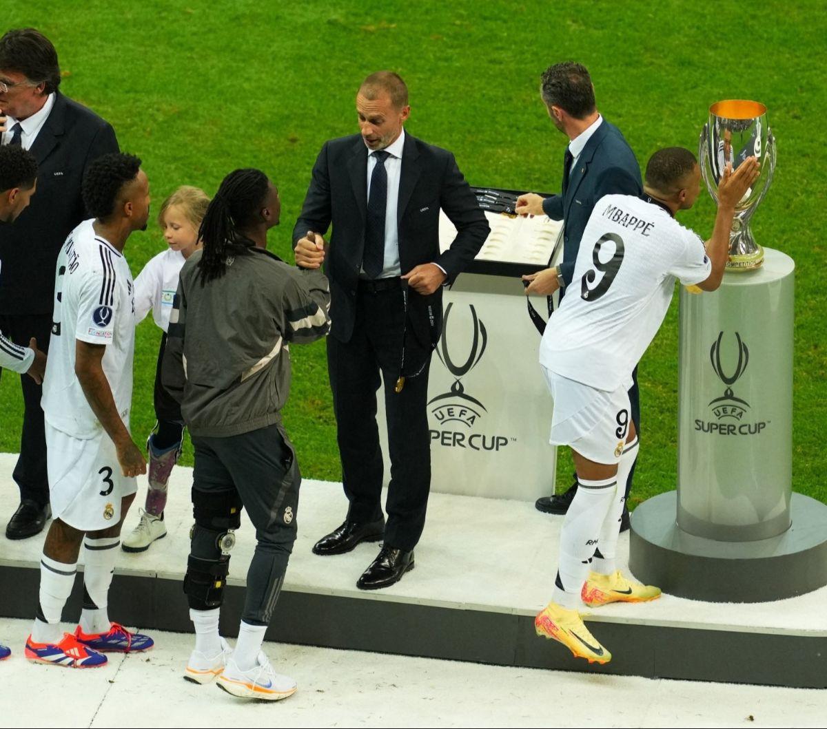 Bagi Mbappe, momen ini sangat istimewa setelah penantian panjang untuk bisa bergabung dengan Real Madrid, ia akhirnya bisa merasakan kebahagiaan bermain untuk klub impiannya dan langsung memberikan kontribusi nyata dengan mencetak gol serta mengangkat tro