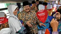 Gubernur Jawa Timur Soekarwo melepas jemaah calon haji kloter I Jatim di Asrama Haji Sukolilo, Surabaya. (Liputan6.com/Dian Kurniawan) 