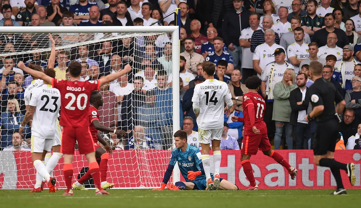 Gelandang Liverpool, Mohamed Salah (kedua kanan) mencetak gol ke gawang Leeds United pada laga Liga Inggris 2021/2022 di Elland Road, Leeds, 12 September 2021. Mohamed Salah mencetak gol ke-100 di Liga Inggris saat menyumbang satu gol dalam kemenangan 3-0 Liverpool atas Leeds United pada pekan ke-4 Liga Inggris 2021/2022 (12/9/2021). (AFP/Oli Scarff)