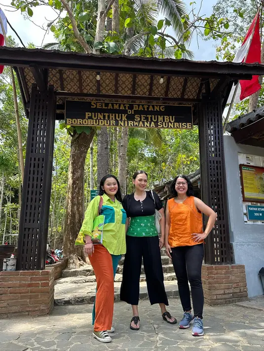 Ini dia lokasi yang menjadi tempat masuk wisata yang dekat dengan Gereja Ayam. Kalau datang kesini paling asik di pagi hari sebelum matahari terbit. Sehingga dapat menyaksikan matahari terbit sambil menikmati indahnya pemandangan di landscape di Magelang. (Liputan6.com/IG/@irawbw)