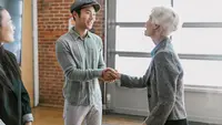 Ilustrasi sopan, kesopanan. (Photo by RODNAE Productions: https://www.pexels.com/photo/a-man-and-a-woman-handshaking-7413990/)