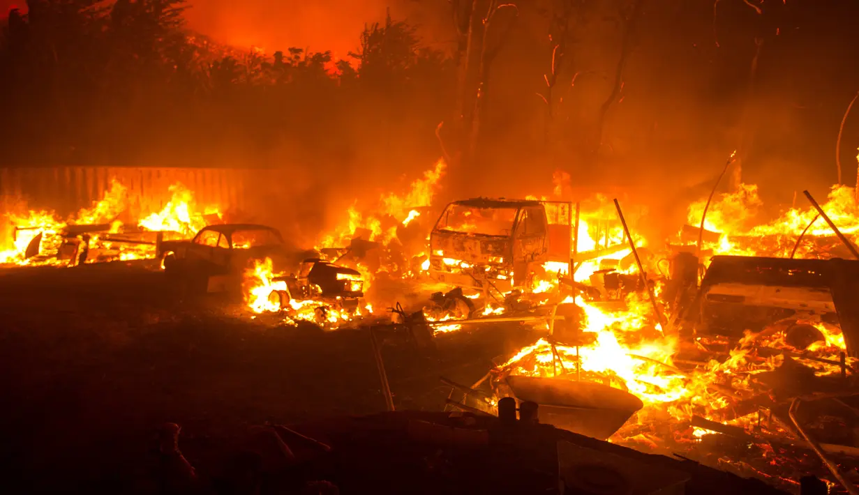 Sejumlah kendaraan terbakar saat kebakaran melanda Hutan Nasional Angeles di California, Amerika Serikat, Rabu (12/8/2020). Kebakaran yang diberi nama Lake Fire tersebut terjadi di sekitar Danau Hughes. (AP Photo Ringo H.W. Chiu)