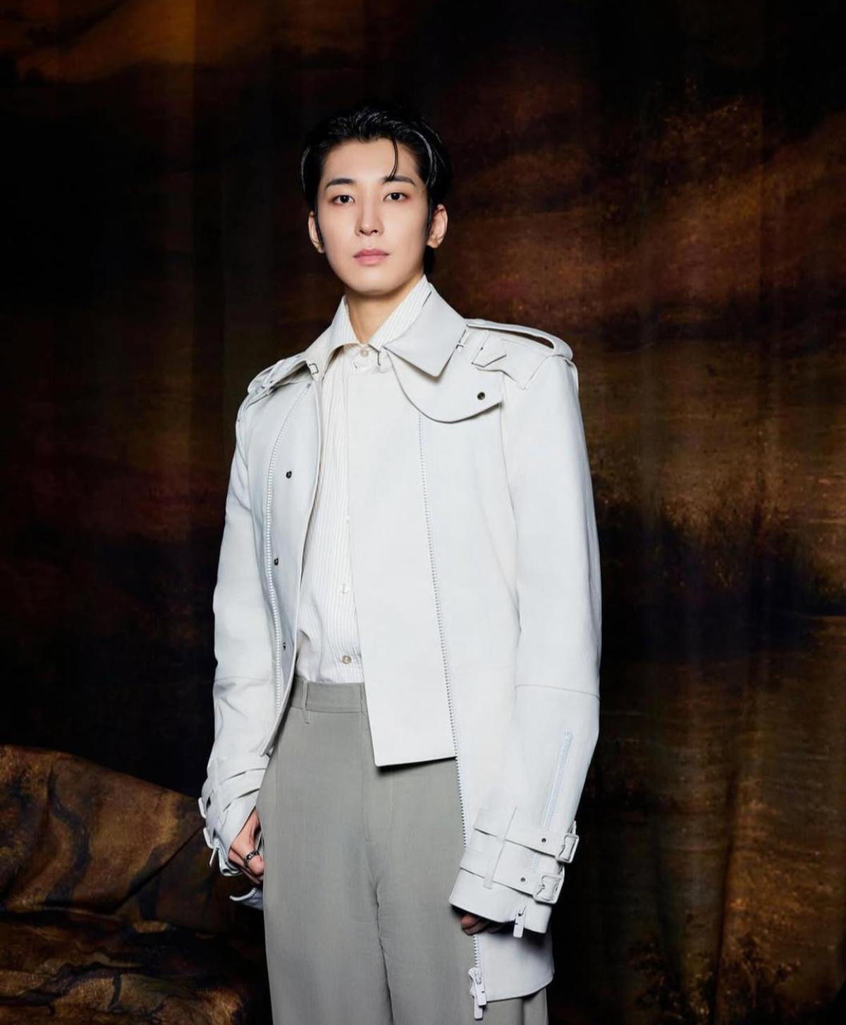 Wonwoo SEVENTEEN Debut di London Fashion Week 2025, Gayanya Bak Pangeran Modern