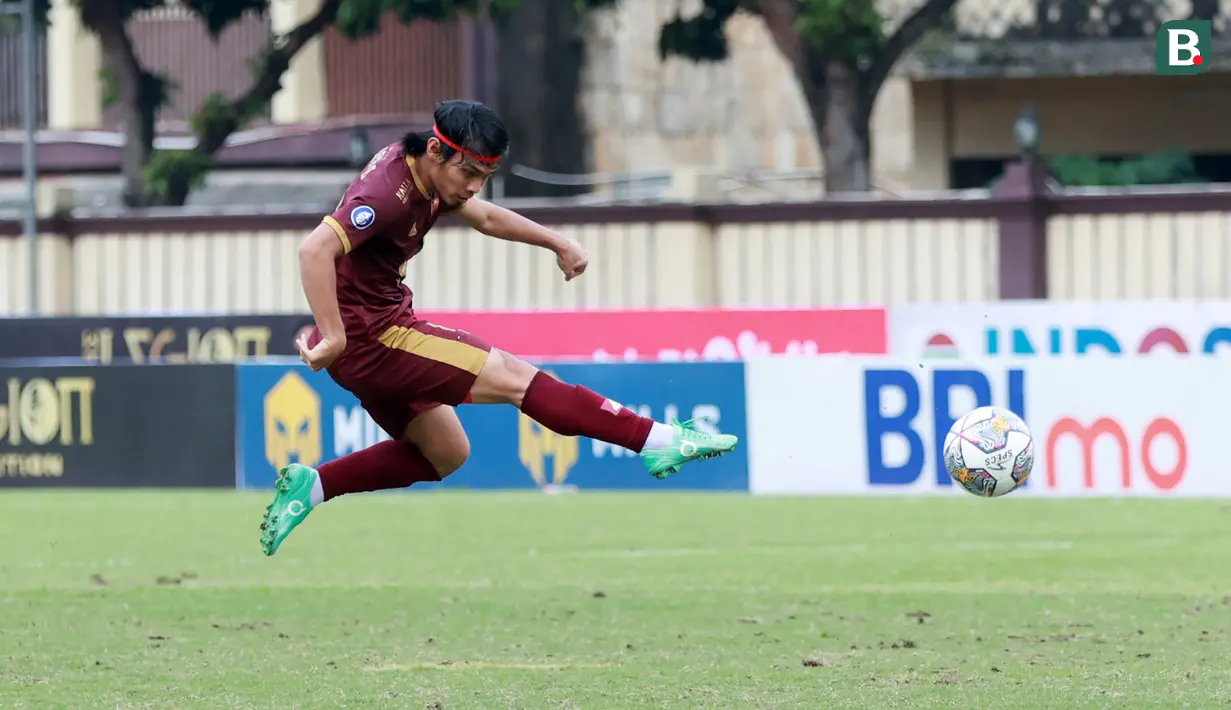 Pemain PSM Makassar, Rasyid Bakrie melepaskan tendangan ke gawang Arema FC pada laga BRI Liga 1 2022/2023 di Stadion PTIK, Jakarta, Sabtu (4/2/2023). PSM Makassar menang dengan skor 1-0. (Bola.com/M Iqbal Ichsan)