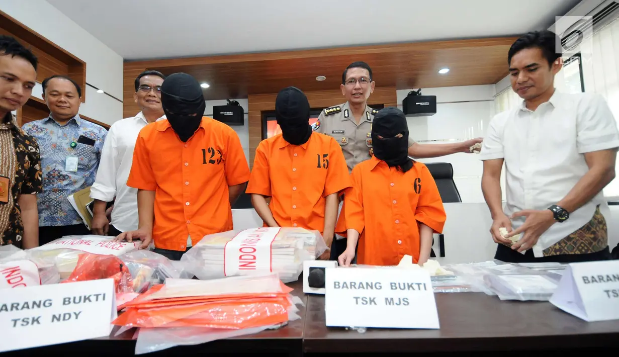 Tiga tersangka barang bukti jaringan jual beli surat keterangan sakit online diperlihatkan saat rilis di Jakarta, Jumat (12/1). Ditpidsiber Mabes Polri menangkap tiga tersangka berikut barang bukti. (Liputan6.com/Helmi Fithriansyah)