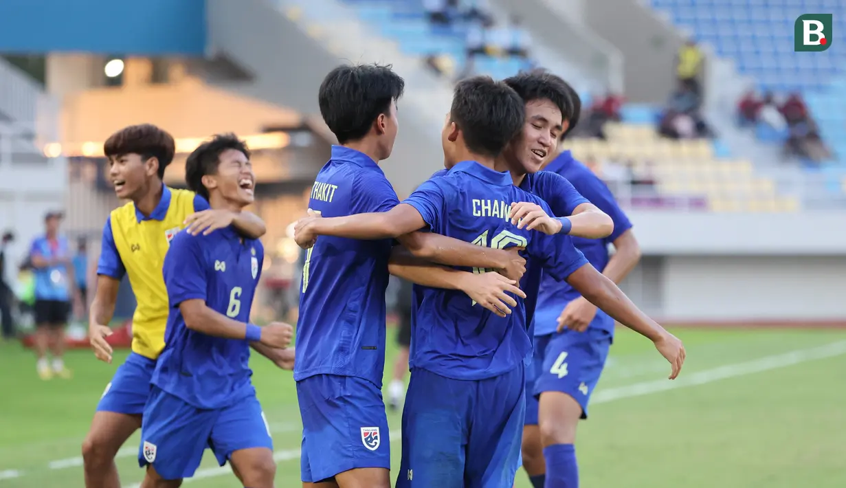 <p>Selebrasi para pemain Timnas Thailand U-16 merayakan gol kedua ke gawang Timnas Vietnam U-16 yang dicetak Chaiwat Ngoenma (kedua kanan) pada laga semifinal Piala AFF U-16 2024 di Stadion Manahan, Solo, Senin (1/7/2024). (Bola.com/Abdul Aziz)</p>