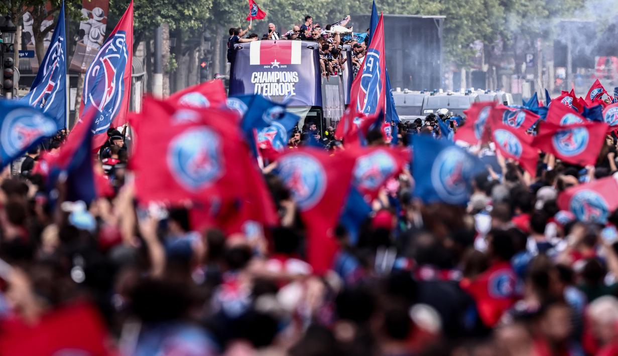 Sebanyak 110 ribu orang memadati pawai Paris Saint-Germain (PSG) usai juara Liga Champions, Minggu (1/6) waktu setempat. (AFP/Thibaud Moritz)