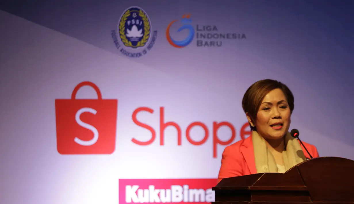 Direktur SCM, Harsiwi Achmad, memberikan sambutan saat Peluncuran Shopee Liga 1 di SCTV Tower, Jakarta, Senin (13/5). Sebanyak 18 klub akan bertanding pada Liga 1 mulai tanggal 15 Mei. (Bola.com/Vitalis Yogi Trisna)