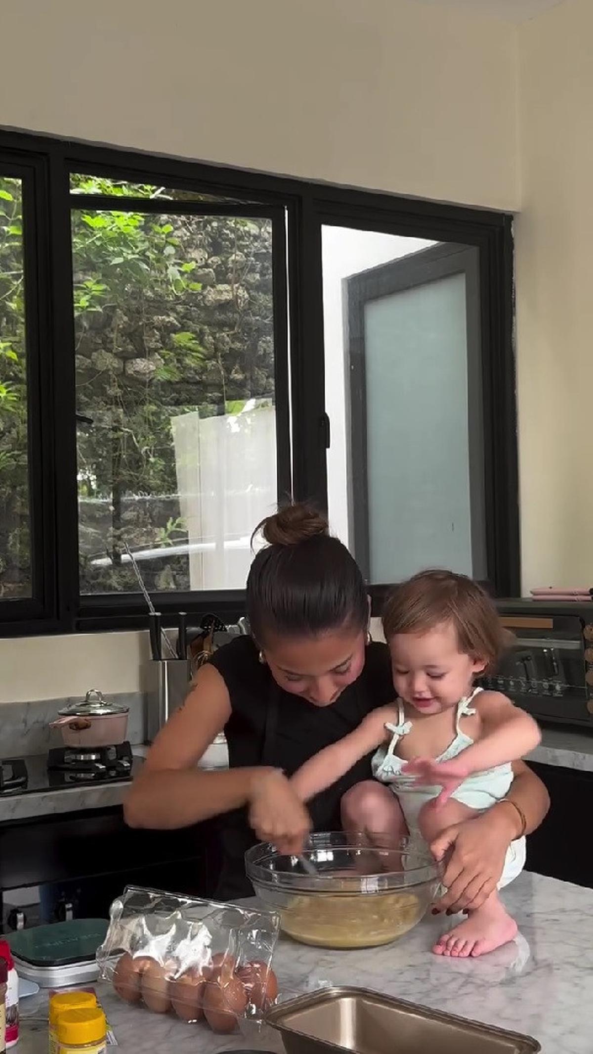 Momen Seru Jennifer Coppen Bikin Kue Bareng Kamari, Jadi Love Language Favorit