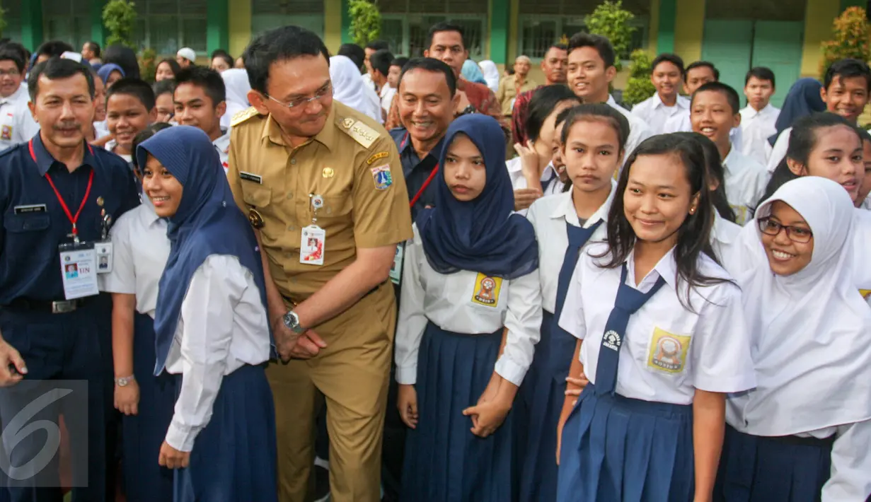 Gubernur DKI Jakarta Basuki Tjahaja Purnama atau Ahok ketika akan berfoto bersama siswa SMPN 41 Jakarta, Senin (9/5). Kedatangan Gubernur yang disapa Ahok itu guna meninjau pelaksanaan Ujian Nasional di sekolah tersebut. (Liputan6.com/Yoppy Renato)