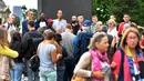 Sejumlah pria tertinggi di dunia berfoto bersama di tengah kerumuman orang di Champs-Elysees Avenue, Paris, 1 Juni 2018. Belasan pria tertinggi di dunia bertemu pada akhir pekan di ibu kota Prancis. (AFP/GERARD JULIEN)