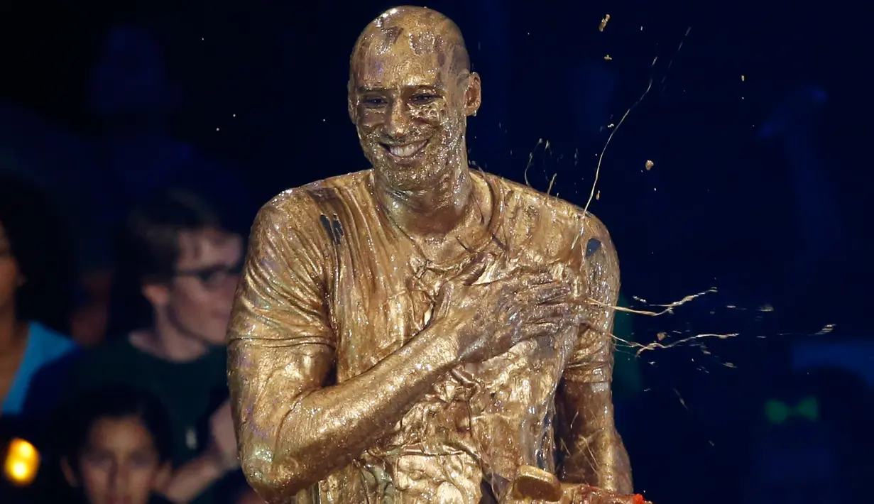 Senyum Kobe Bryant usai menerima semprotan "slimed" saat dirinya menerima penghargaan "Legenda" Kids Choice Sport 2016 di Los Angeles, California, (14/7). (REUTERS/Mario Anzuoni)