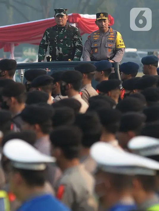 Tampak Panglima TNI menaiki mobil komando TNI didampingi Kapolri yang bergerak di depan ribuan pasukan personel gabungan yang ada di dalam Monas. (merdeka.com/Imam Buhori)